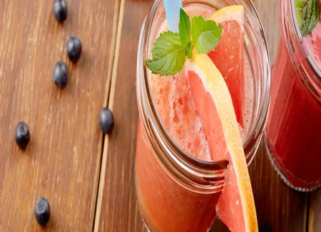 Smoothie fraises, pamplemousse, myrtilles
