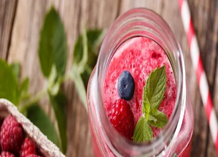 Smoothie rose framboise, fraise, myrtille