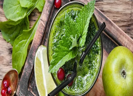 Smoothie vert aux feuilles d'épinard, menthe, pomme et groseille