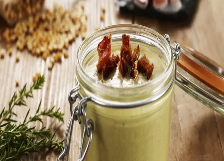 Soupe de pois cassés, laitue et bacon croustillant