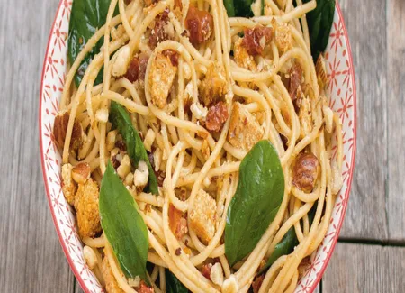 Spaghettis aux épinards, tofu, tomates séchées et noisettes