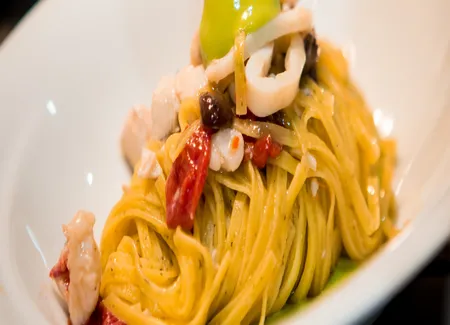 Tagliolinis à l'aneth, bar et homard, sauce aux pistaches de massimiliano alajmo