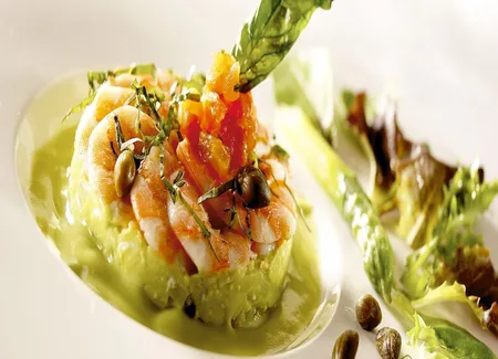 Tartare d'asperges et crevettes aux câpres capucines crème d'avocat, salade de mesclun à l'huile d'olive