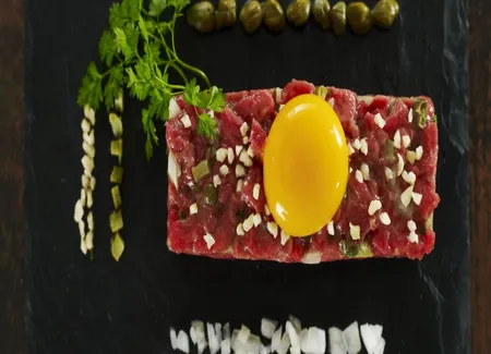 Tartare de bœuf et amandes grillées