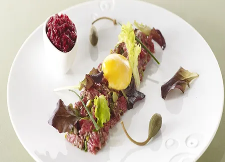 Tartare de bœuf rubia gellega, ketchup de betterave, câpres à queue, pousses de betterave