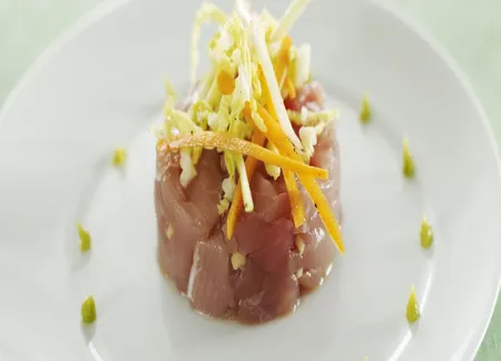 Tartare de thon à la thaï, salade de légumes croquants au wasabi