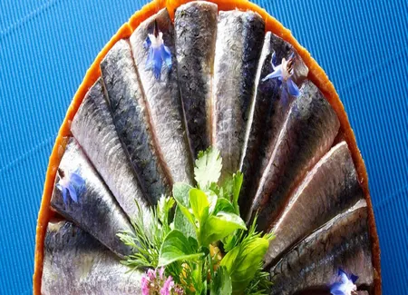 Tarte fine de petites sardines marinées, confiture d'oignons et tomates au vinaigre de mangue