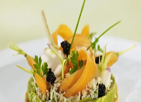 Tarte fine de chair d'araignée aux grains de caviar oscietre, copeaux de légumes fanes
