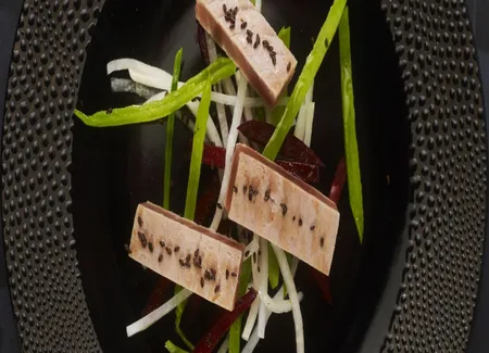 Tataki de bonite aux légumes croquants, huile de sésame