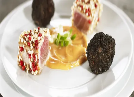 Thon rouge en croûte de quinoas soufflés et bonbon au pavot avec une mayonnaise à la tomate légèrement épicée