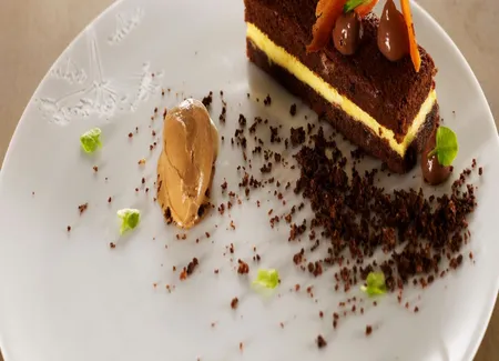 Tiramisu, cake chocolat, glace moka, tuile cigarette russe