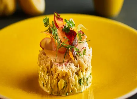 Tourteau acidulé au yuzu, rémoulade de céleri au curry, composition de légumes printanière, œufs de harengs fumés