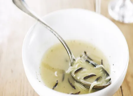 Velouté de volaille, vermicelle noir et blanc au parfum de truffe