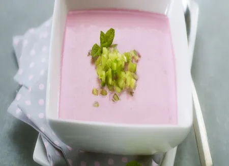 Velouté glacé de concombre et betterave au chèvre frais