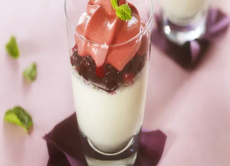 Verrine de panna cotta aux fruits rouge et espuma