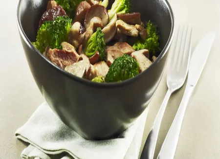 Wok de porc sauté aux brocolis et champignons
