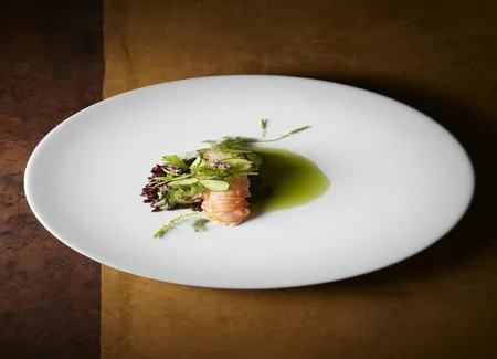 Langoustines cuites à la vapeur verveine, riz noir grillé