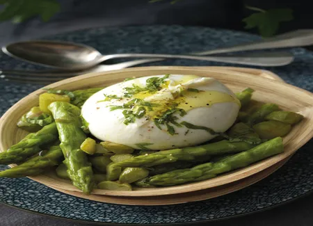 Salade d’asperges vertes poêlées et burrata