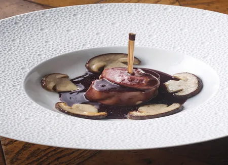 La cuisse en rouelle dans un velours à la syrah avec une parure sylvestre