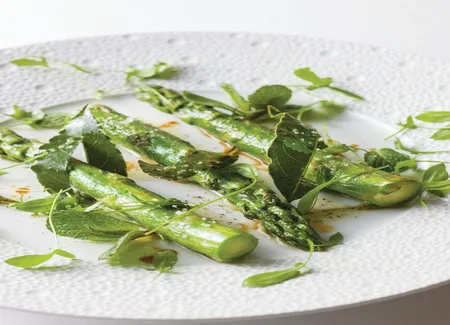 Asperges vertes baguées au laurier, menthe