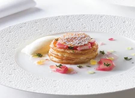 Vol-au-vent de rhubarbe confite au thym et aux berlingots
