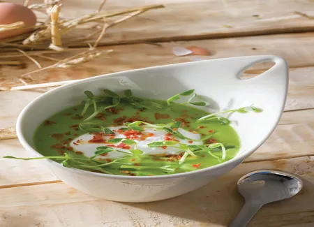 Oeuf poché sur un velouté de petit pois et croustillant de chorizo