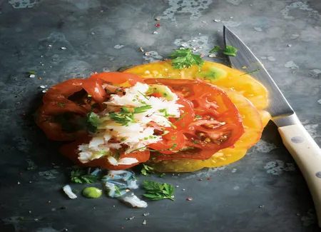Araignée de mer, jus d’herbes et tartare de tomate