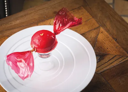 Délicieux bonbon aux pralines roses, parfait glacé au yaourt