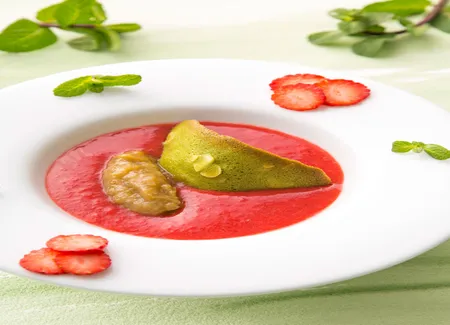 Soupe de fraises confit de rhubarbe