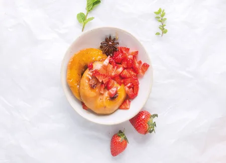 Pêches poêlées aux épices et fraises