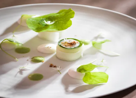 Les huîtres tièdes, daïkon & concombre au sel, persil, pain frit