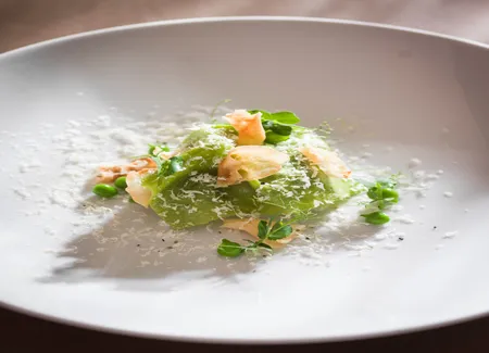 La poulette cuit longuement, raviole de cresson, petits pois