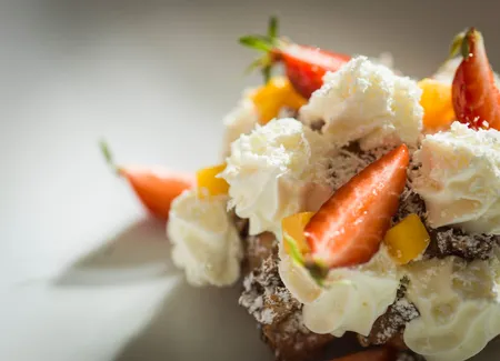 Un chou croûté de noisettes, crème glacée au jus de fraise