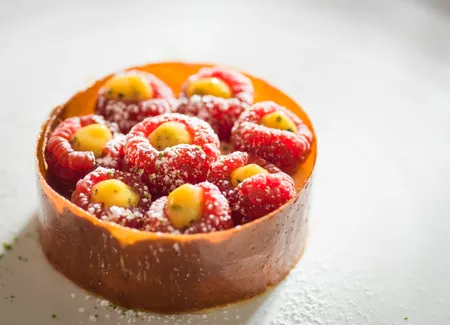 Une tarte nougatine, gâteau yaourt au caramel framboises