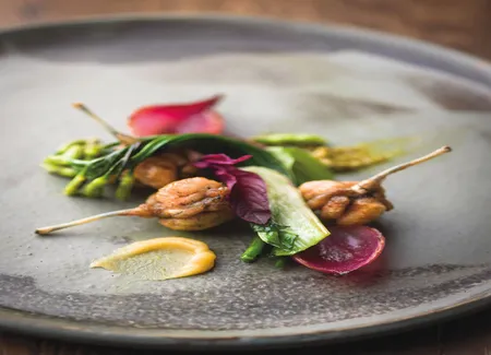 Grenouilles au curry vert, petits légumes à la planche