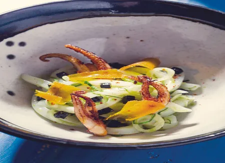 Céphalopodes comme des tagliatelles en salade