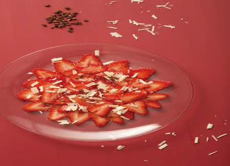 Carpaccio de fraise au citron, poivre et copeaux de chocolat blanc