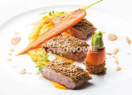 Canette rôtie en croûte de sésame, réduction de porto