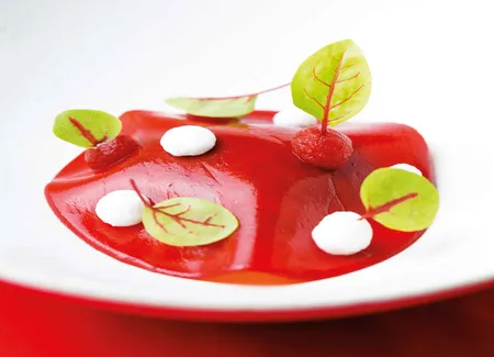 Émietté de tourteau, guacamole, voile de tomates et gel coco