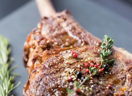 Côte de bœuf tomahawk grillée, sauce foyot