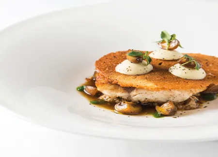 Dos de bar saisi sur peau et champignons