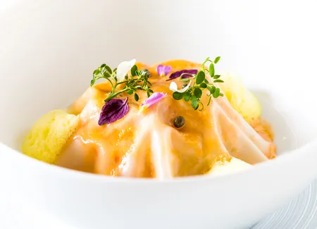 Langoustines de bretagne en raviole ouverte, pak choï