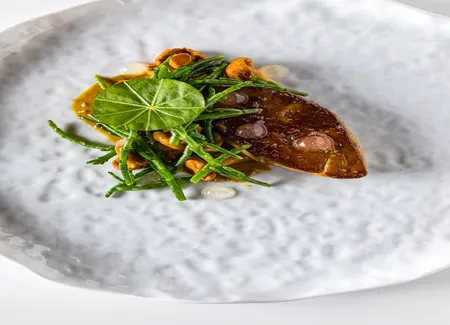 Foie gras poêlé, pistaches torréfiées