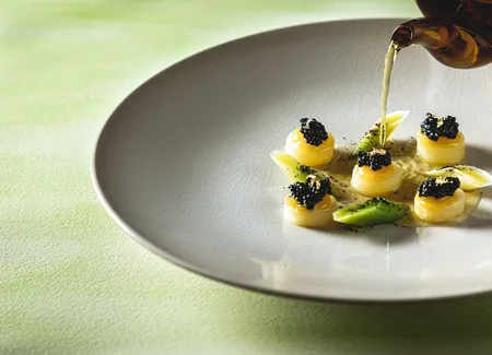 Pommes de terre, jeunes poireaux, caviar de neuvie, infusion de poireaux-pomme de terre, menthe et badiane