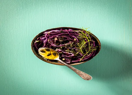 Salade de chou rouge, tahini et graines de courges