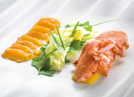 Salade de homard aux pêches, gelée de pêche