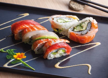 Arc en ciel de sushis
