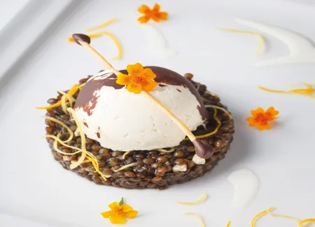 Parfait glacé au chocolat blanc, lentilles vertes du puy confites