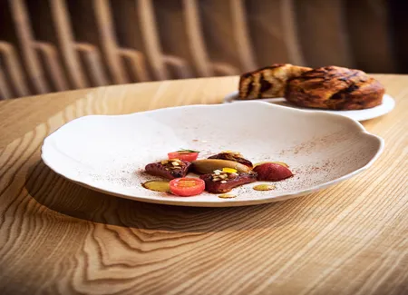 Salade de tomates, mélilot, concassé tomate-tagète, brioche feuilletée, sorbet tomate céleri tulsi