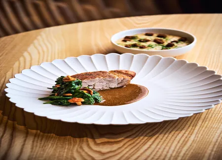 Ris de veau au genévrier, sauce perche, girolles et salade d’épinards